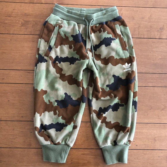 camo capri joggers